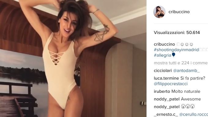 Cristina Buccino salta sul letto in costume: l’effetto è super sexy VIDEO