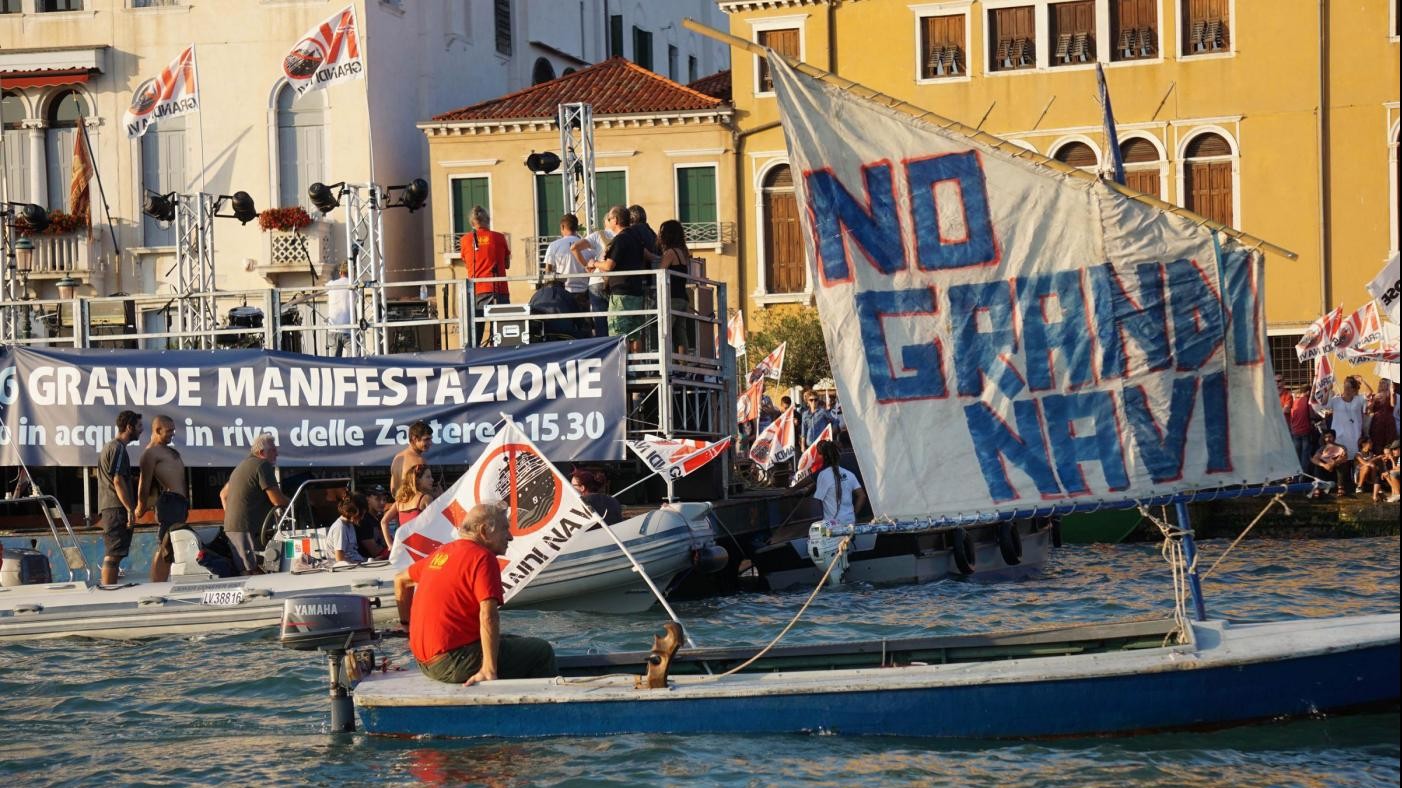 FOTO Venezia, protesta contro le grandi navi in laguna