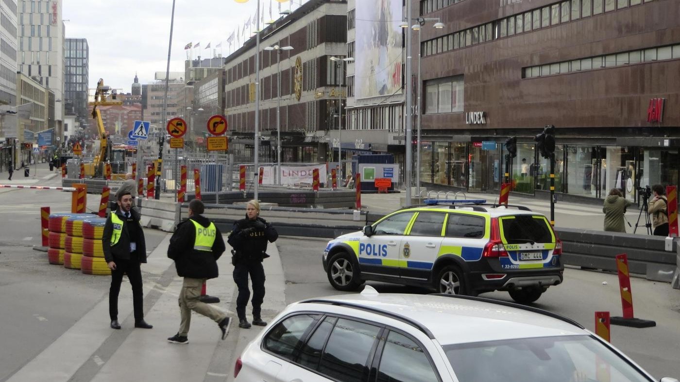 Camion sulla folla a Stoccolma. Il premier: E’ attacco terroristico