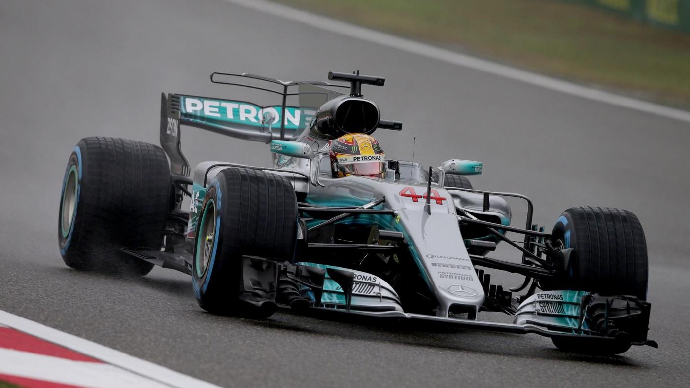 F1, Gp Cina: Hamilton beffa Vettel e si prende la pole