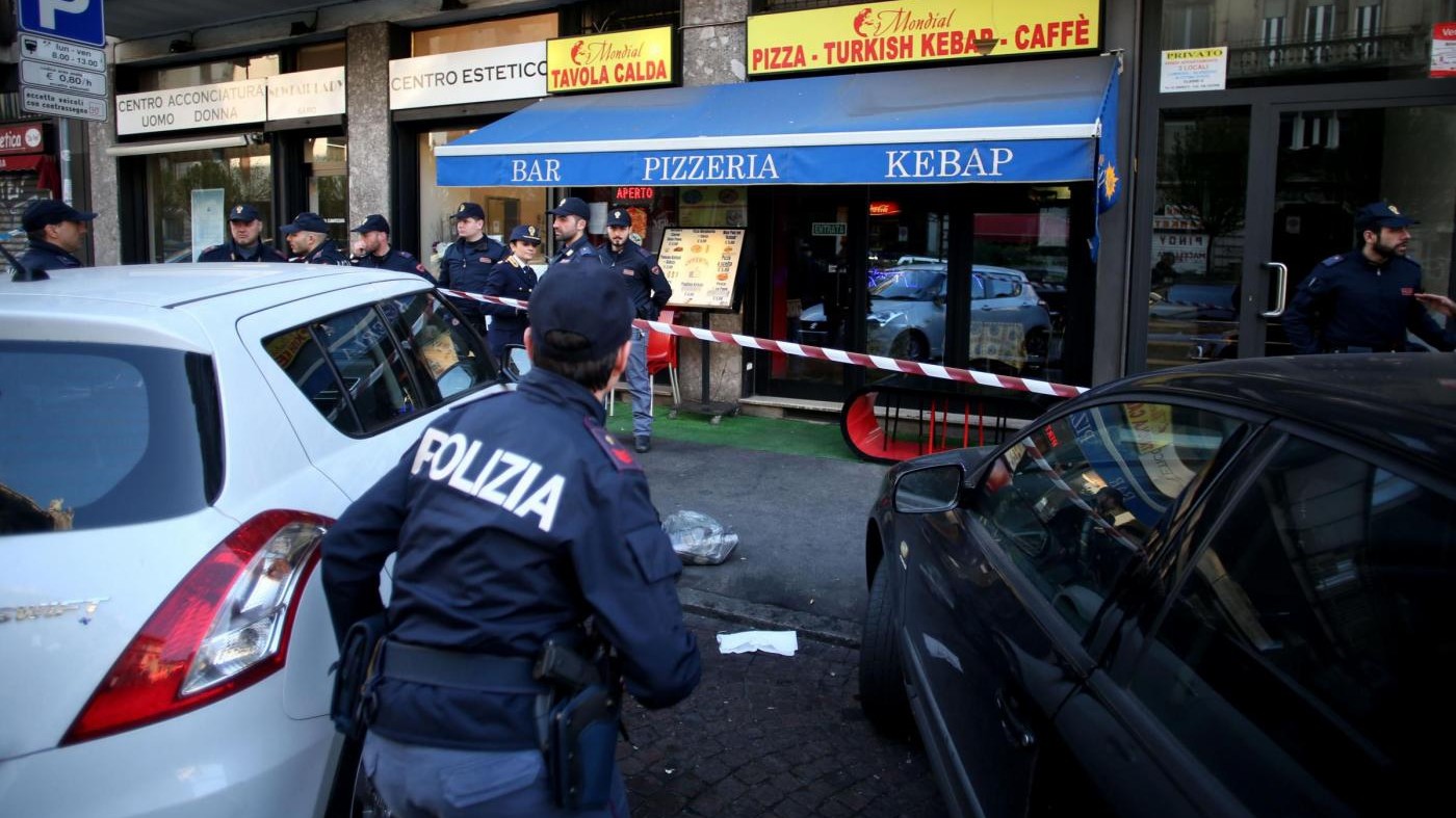 Milano, minaccia passanti con coltelli: polizia spara e lo ferma