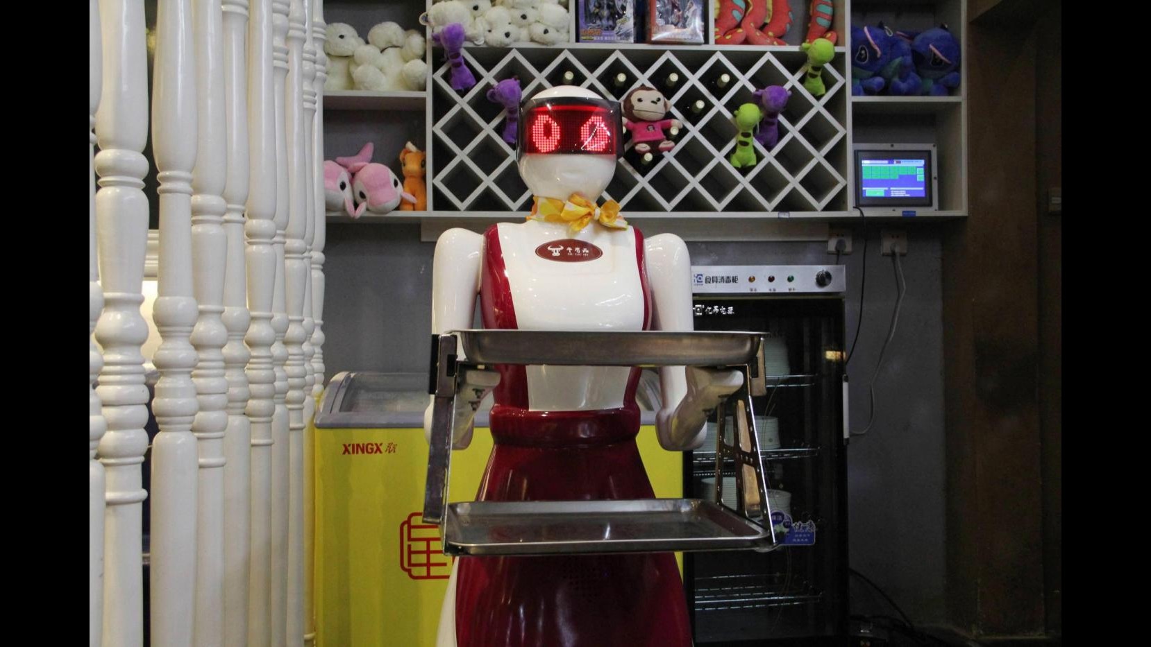 FOTO Gli umani non servono: in Cina i camerieri sono robot