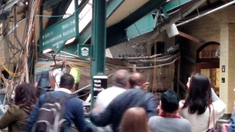 FOTO Usa, deraglia un treno in New Jersey: tre morti