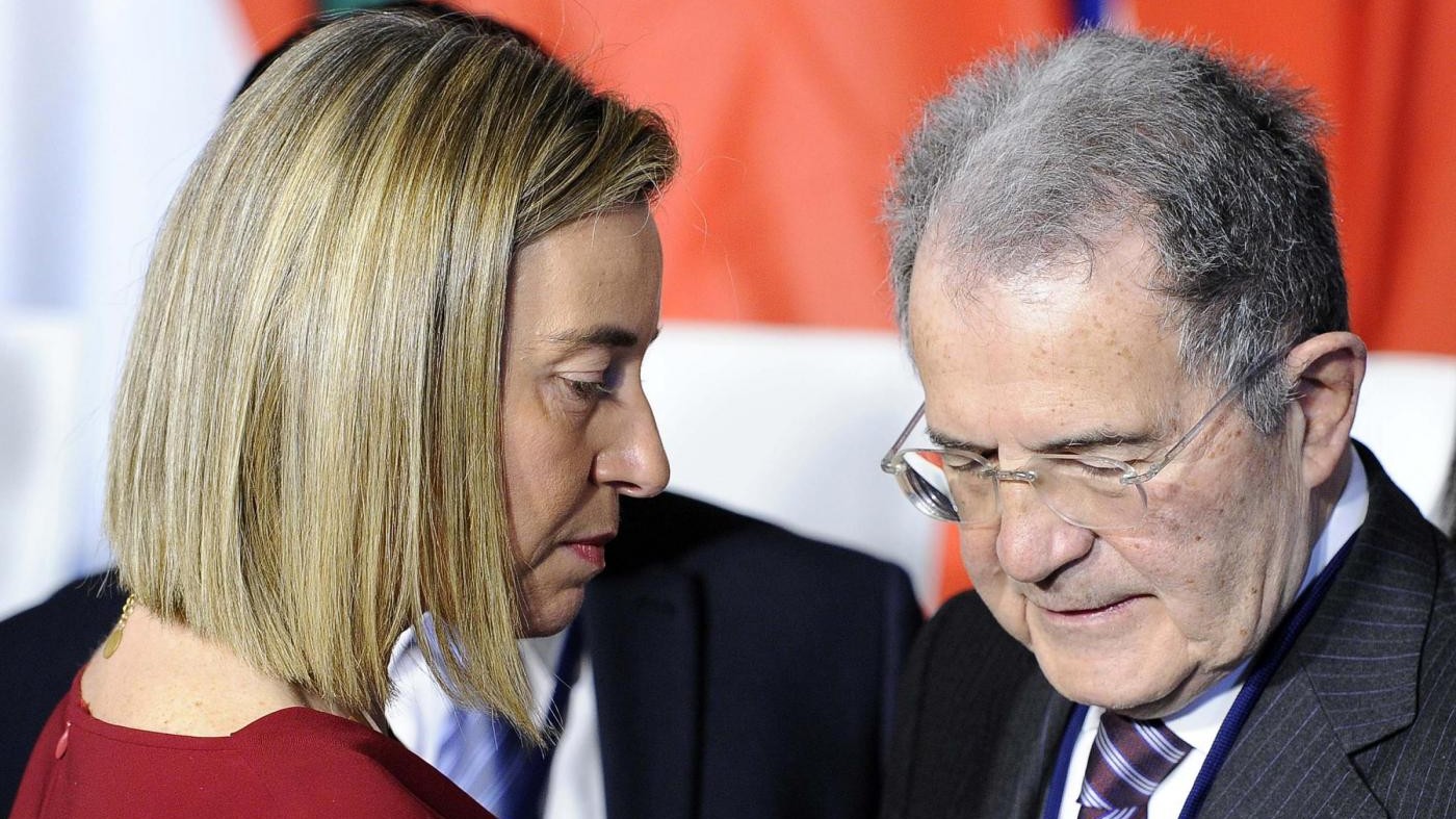 Ue, Prodi propone una difesa comune: Non costerà di più