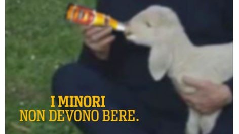 Ceres fa parodia di Berlusconi con agnello: I minori non devono bere