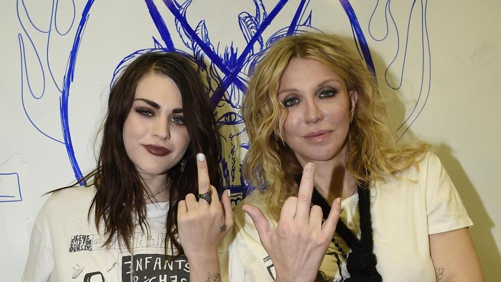 Frances Bean Cobain e Courtney Love mostrano il dito medio