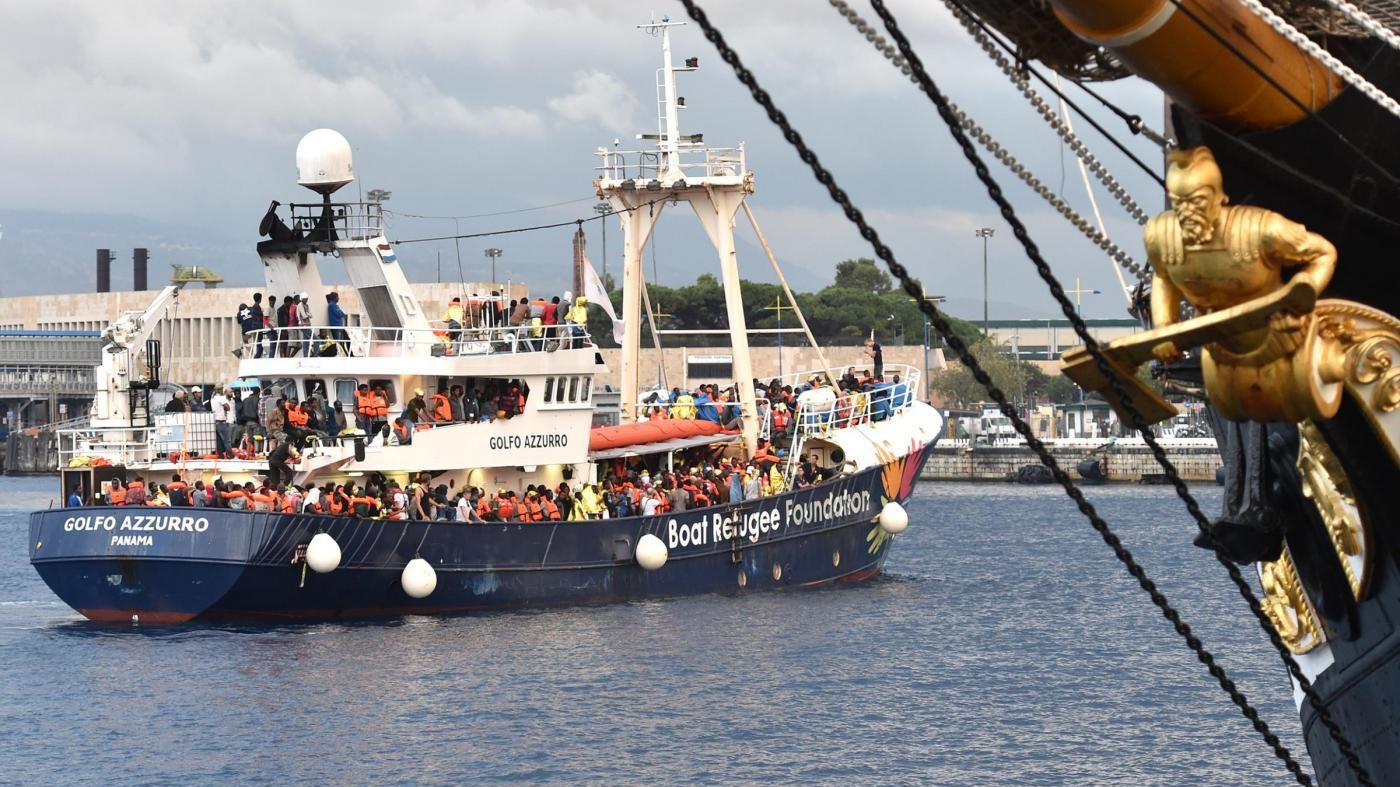 FOTO Messina, arriva la nave con centinaia di migranti soccorsi