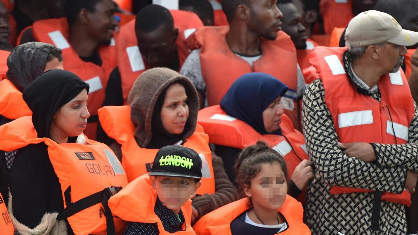 FOTO Messina, arriva la nave con centinaia di migranti soccorsi