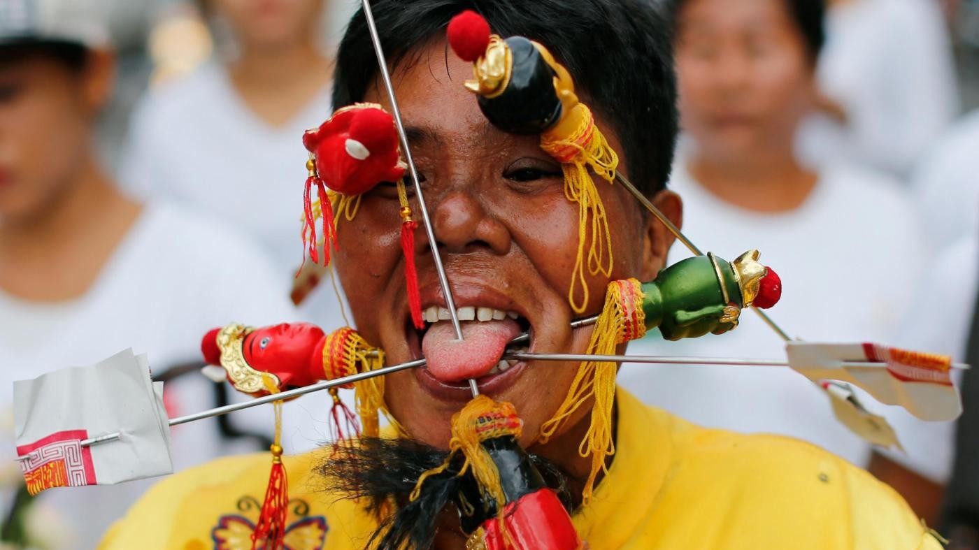 FOTO Piercing estremi al festival vegetariano di Phuket