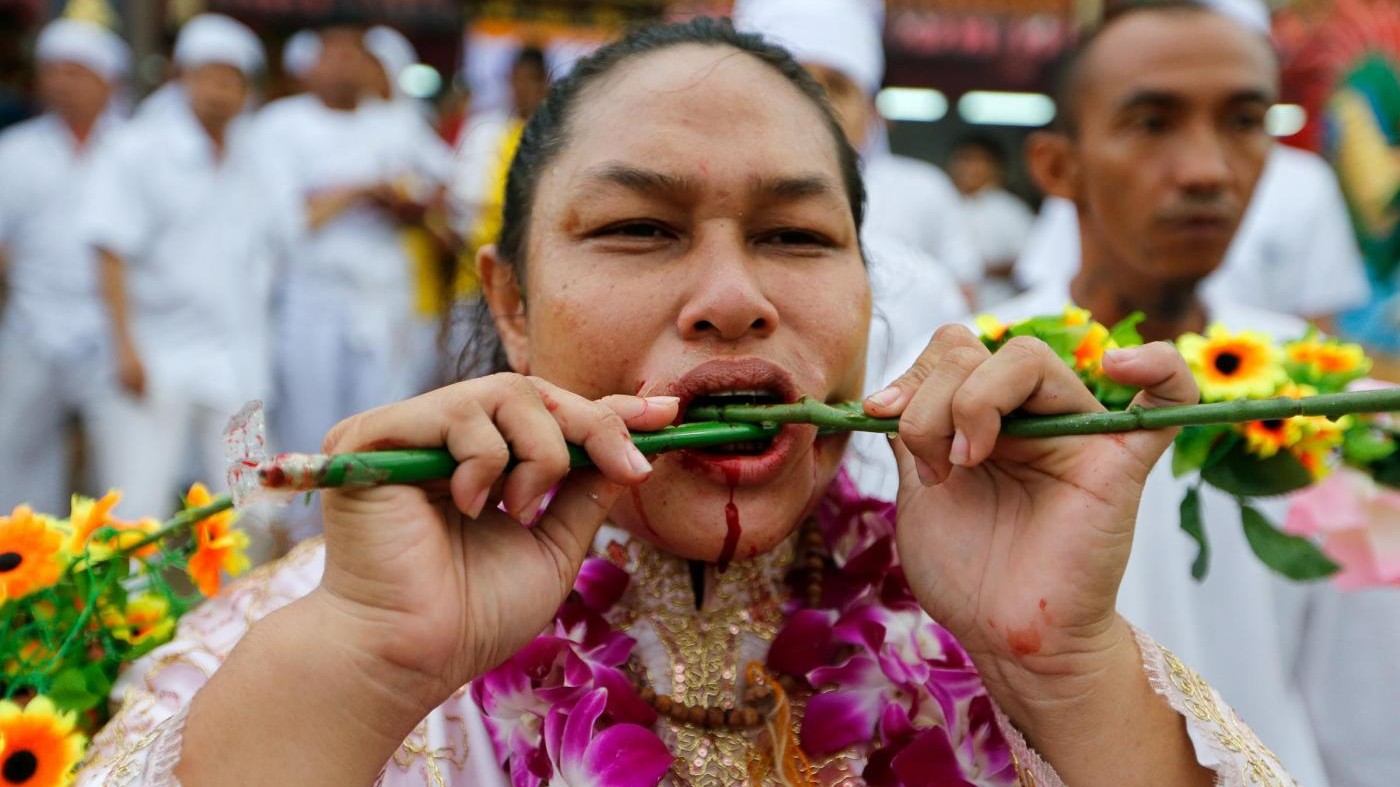 FOTO Piercing estremi al festival vegetariano di Phuket