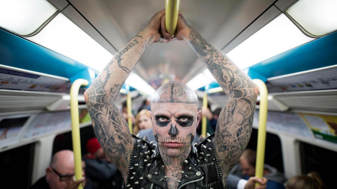 FOTO Paura in metro a Londra: ‘Zombie Boy’ è tornato