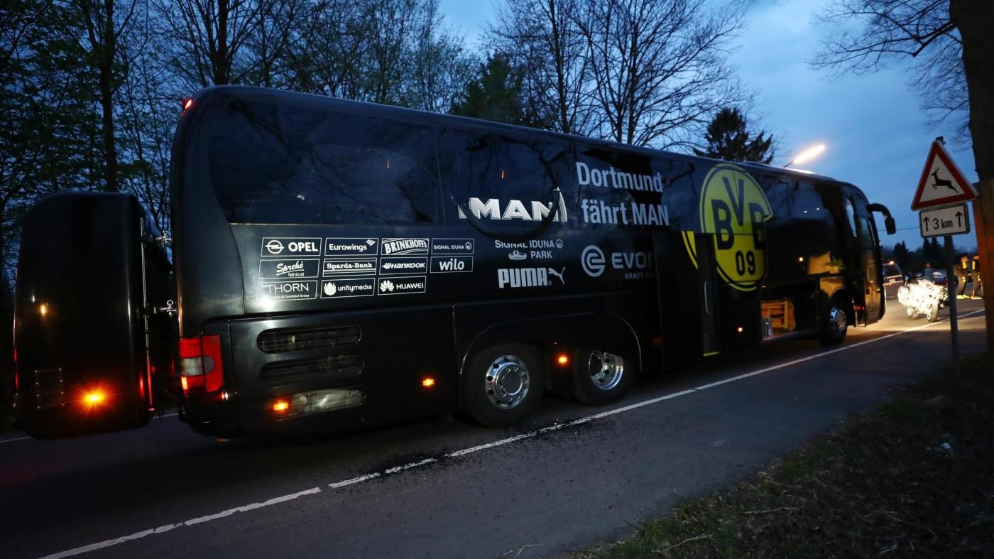Tre esplosioni vicino al bus del Borussia: è attacco alla squadra