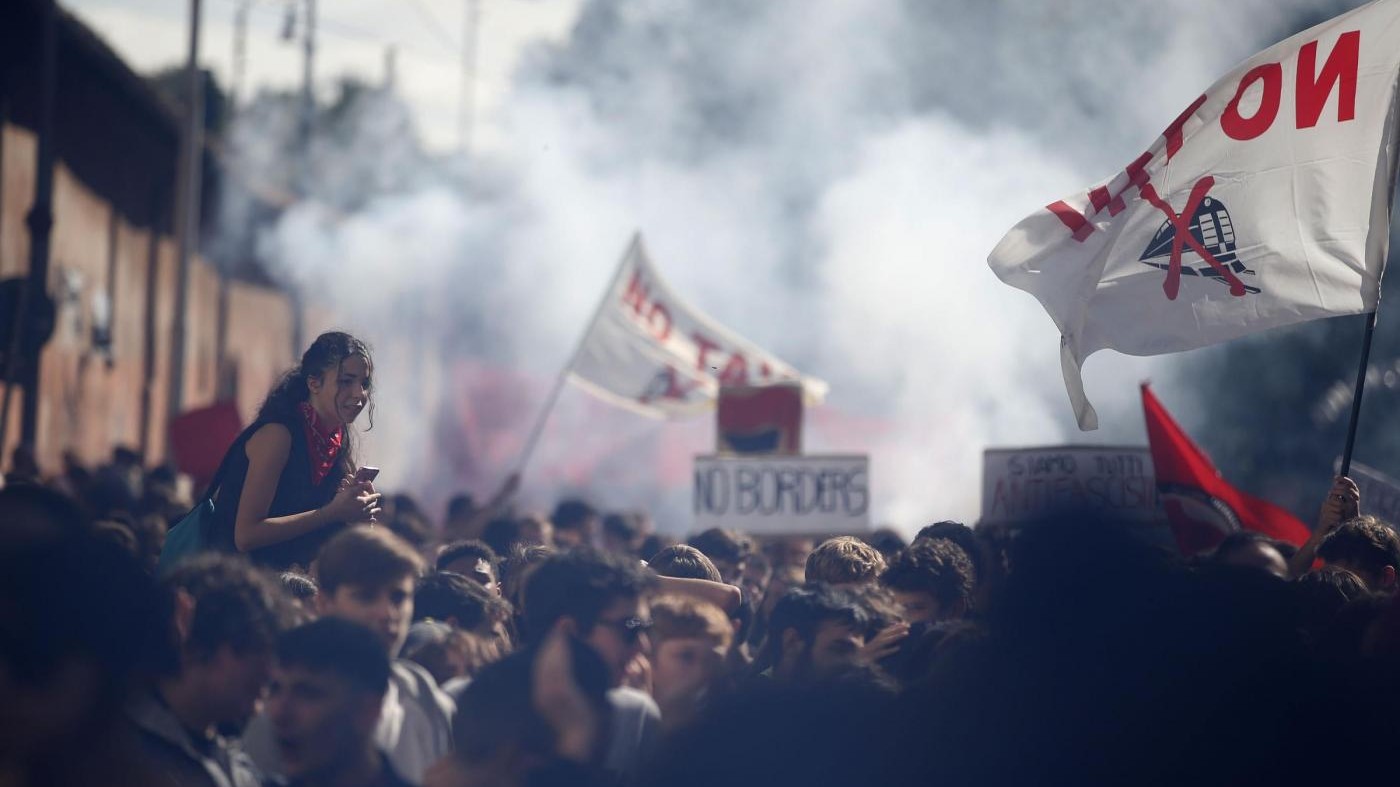 FOTO Roma, fumogeni, tensioni e slogan al corteo degli studenti