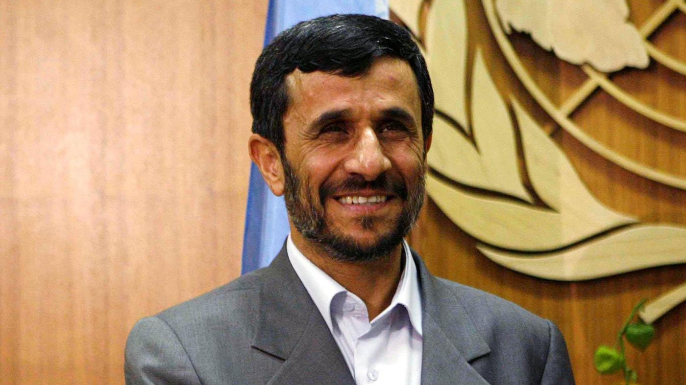 Iran, Ahmadinejad si candida alle presidenziali: sfida a Khamenei