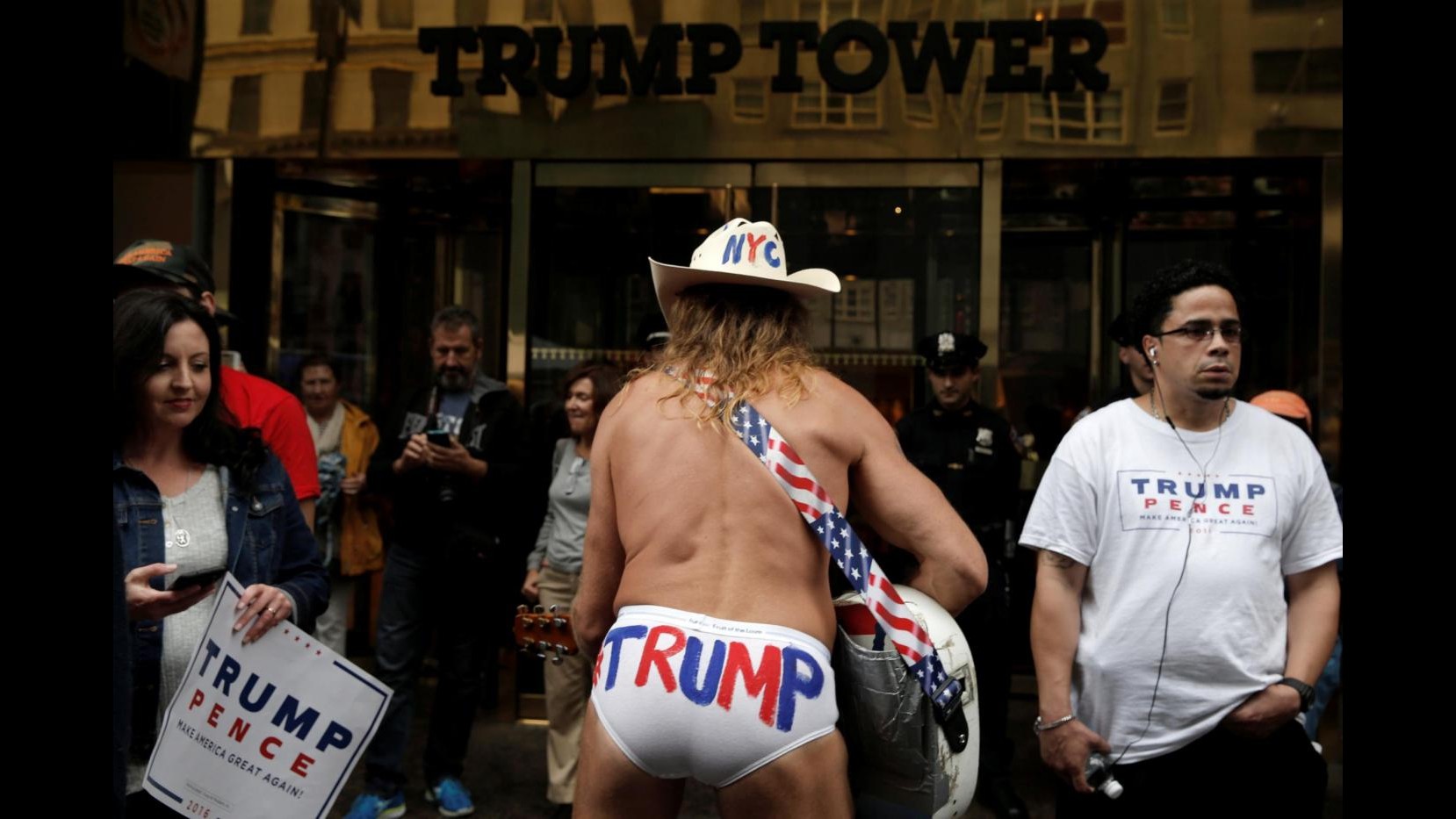 FOTO Folla sotto la Trump Tower: ‘uomini pene’ e slip pro magnate