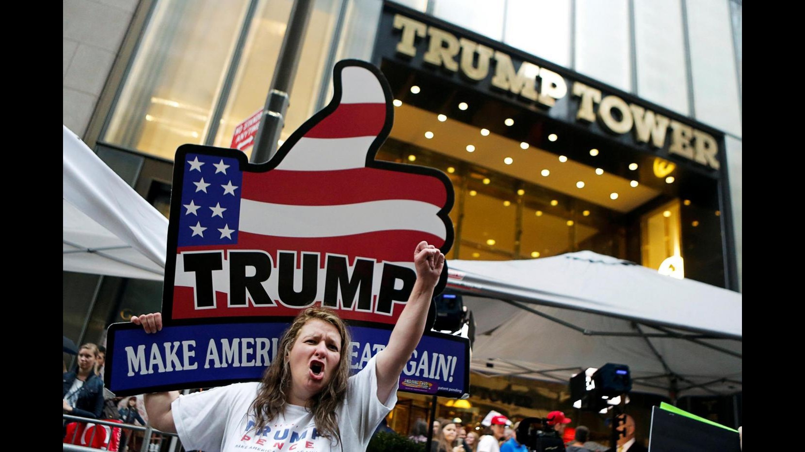 FOTO Folla sotto la Trump Tower: ‘uomini pene’ e slip pro magnate