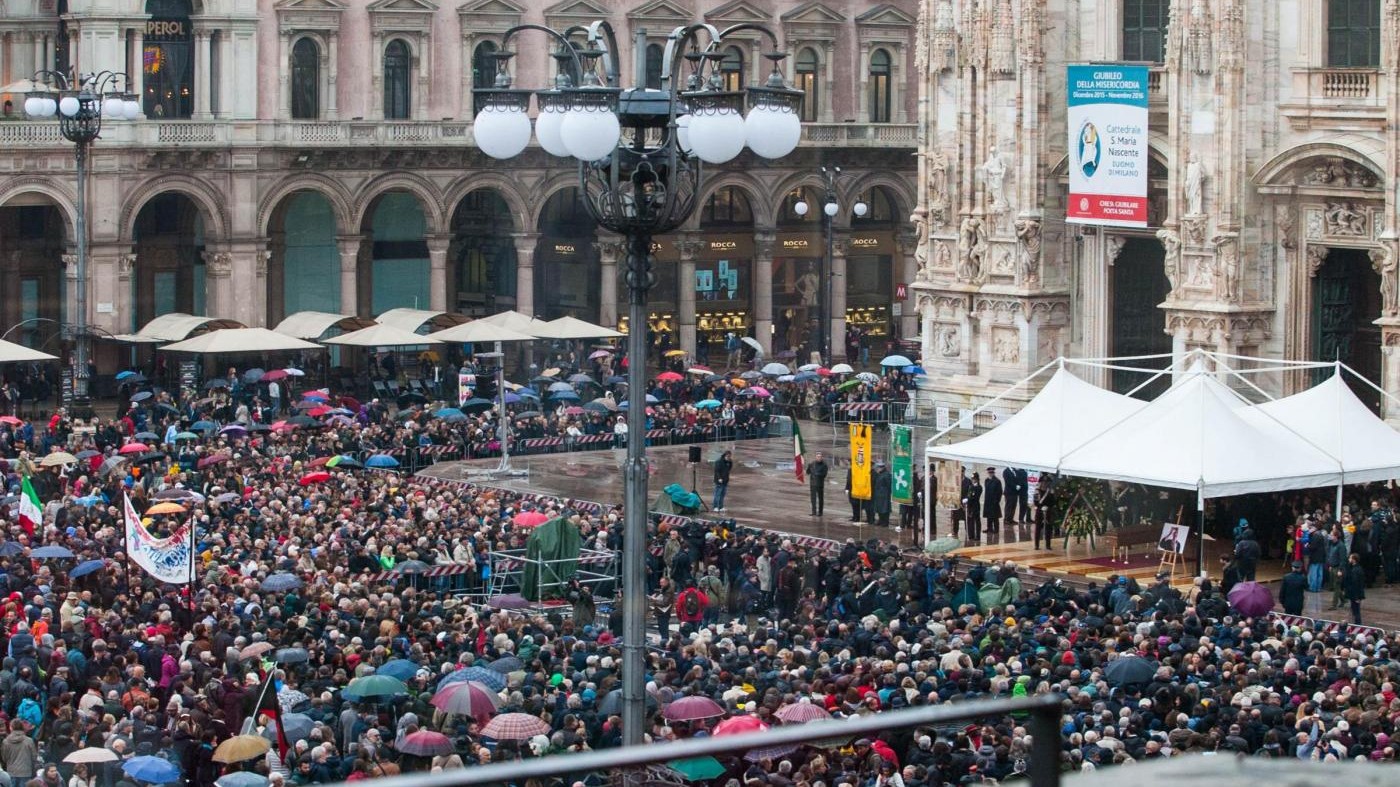FOTO Dario Fo, migliaia ai funerali in piazza Duomo
