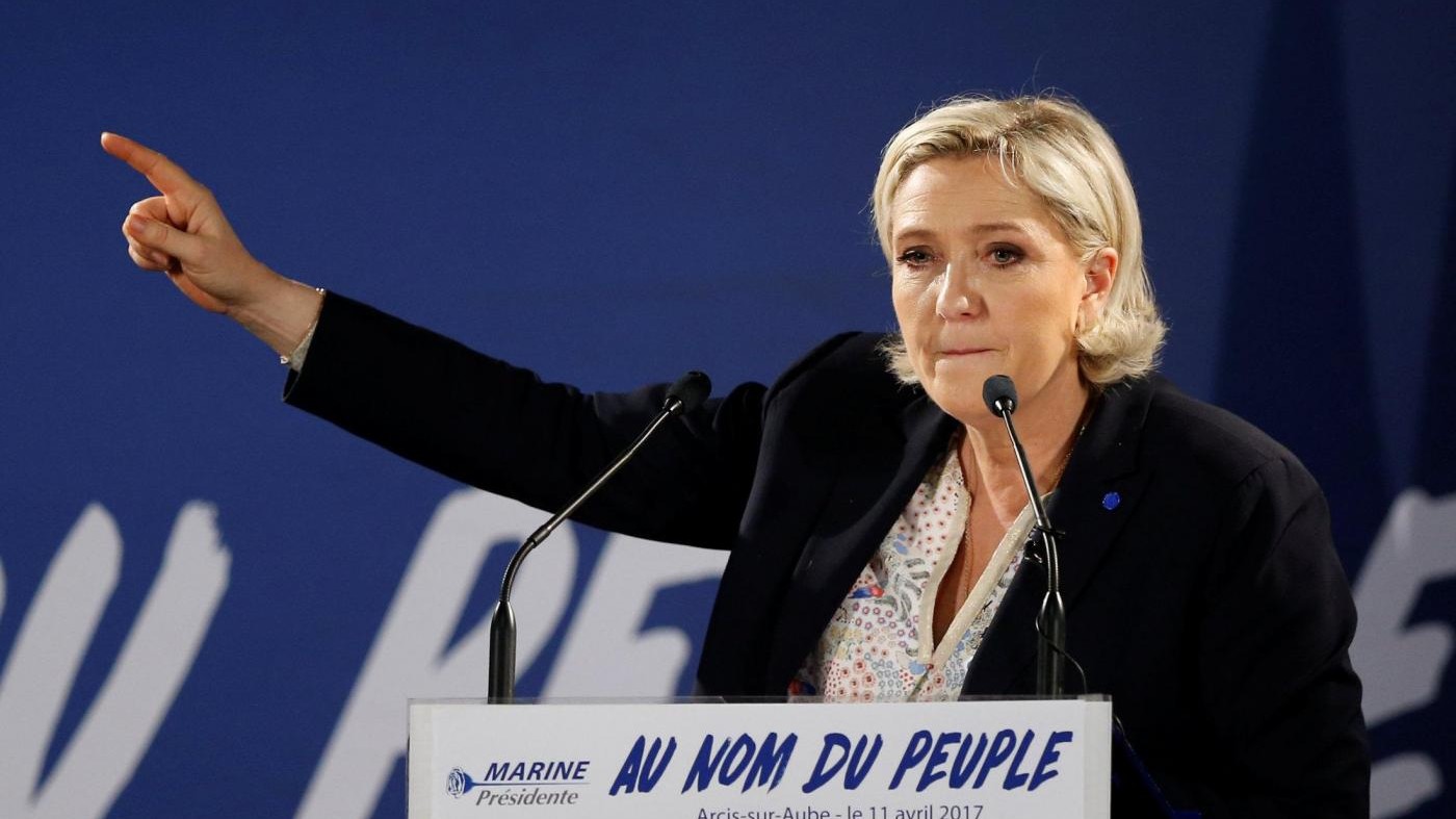 Le Pen contro il Papa: Io credente ma la Chiesa non s’immischi