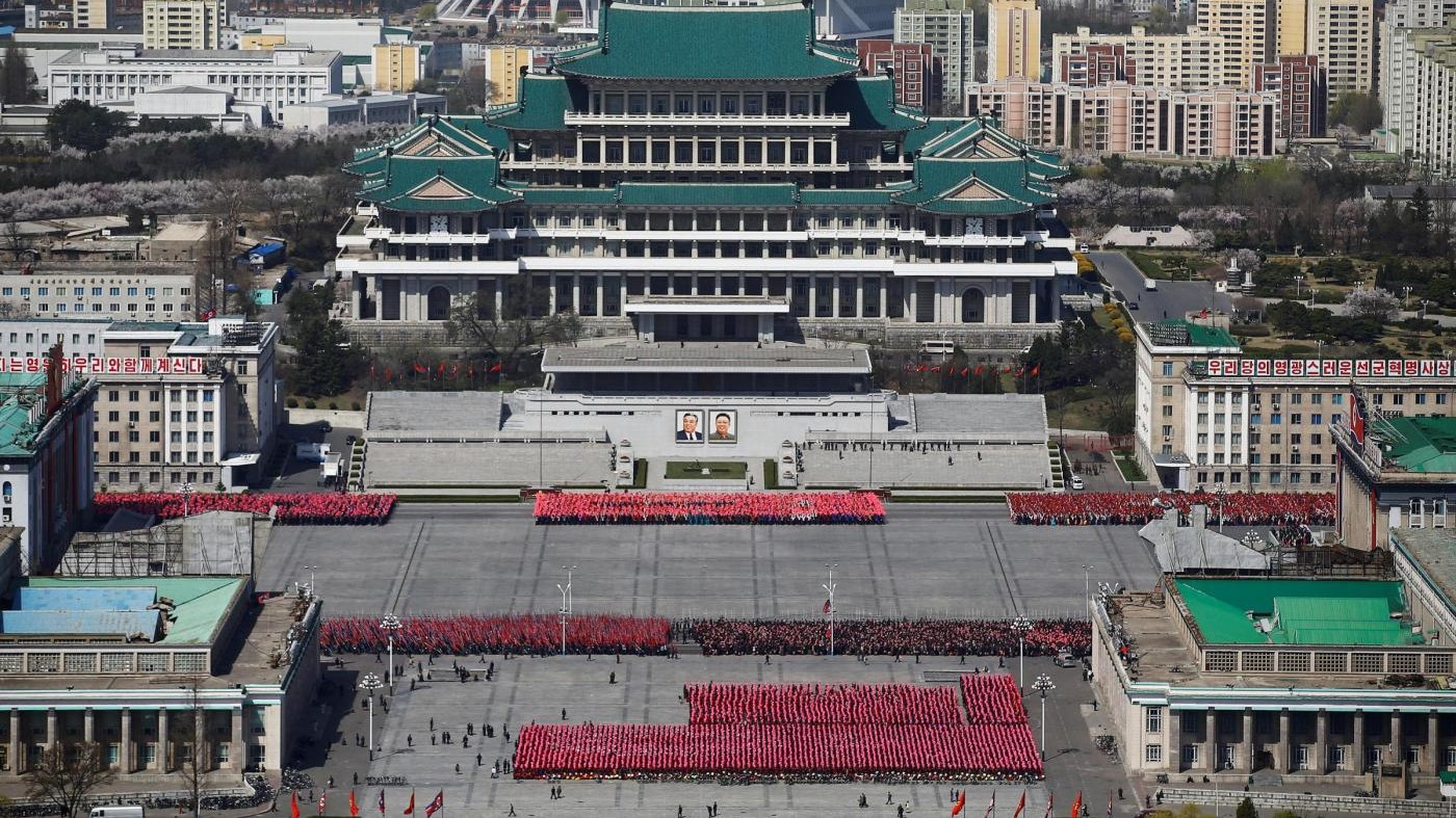 Nord Corea, sfilano i nuovi missili: Siamo pronti alla guerra