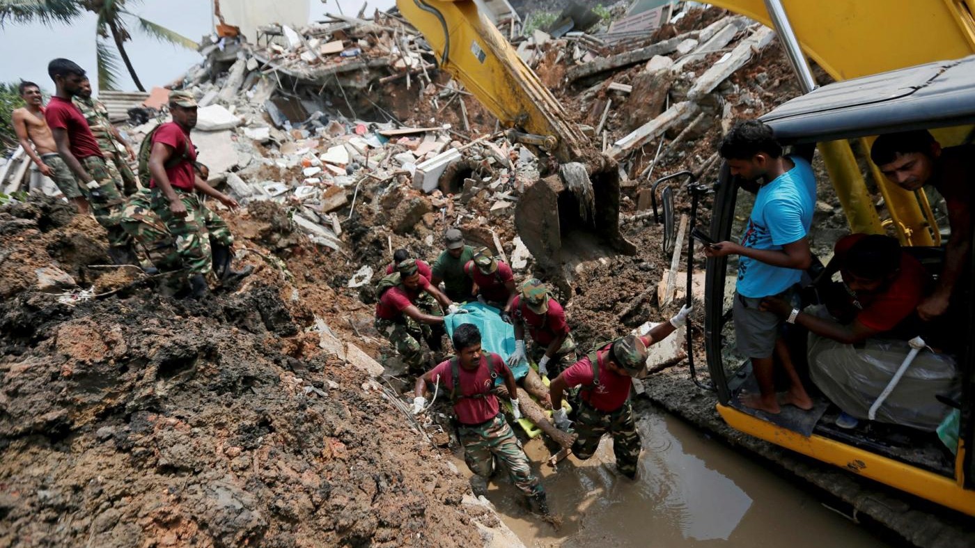 Sri Lanka, montagna di spazzatura collassa: 16 vittime