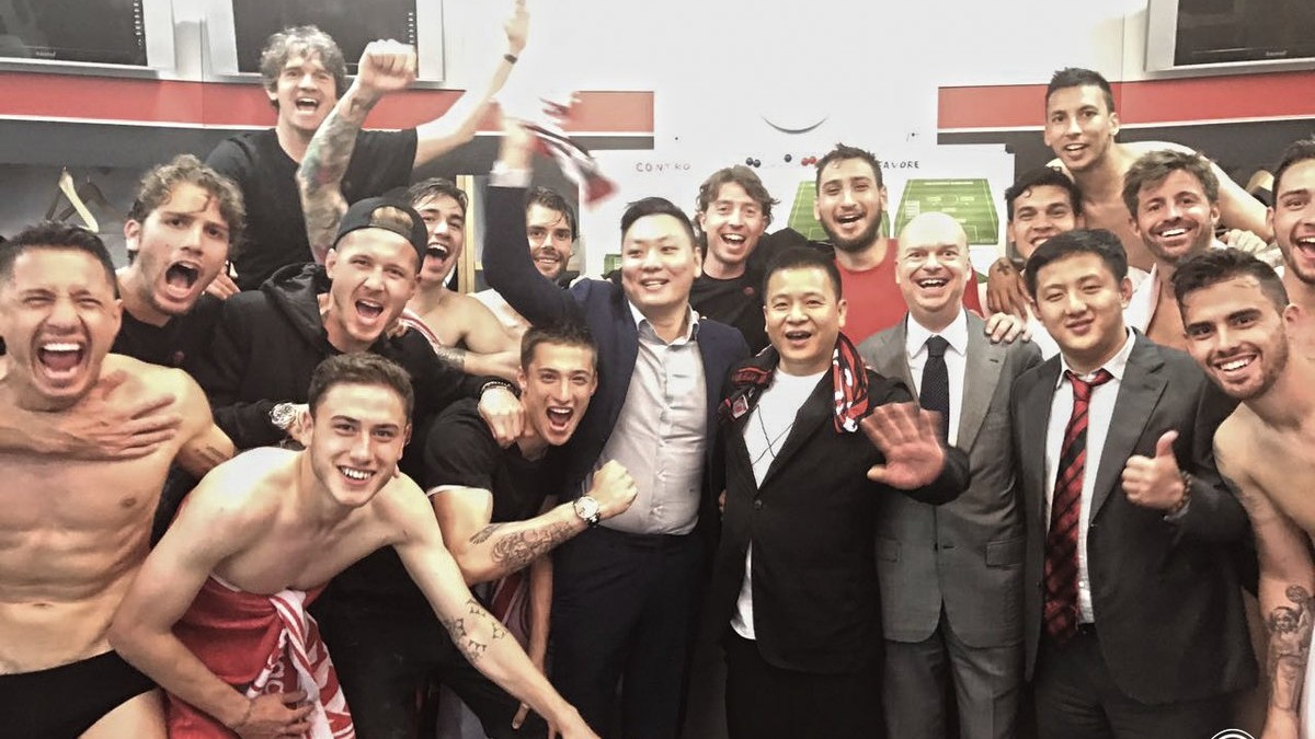 La dirigenza cinese festeggia negli spogliatoi il pareggio del Milan nel derby