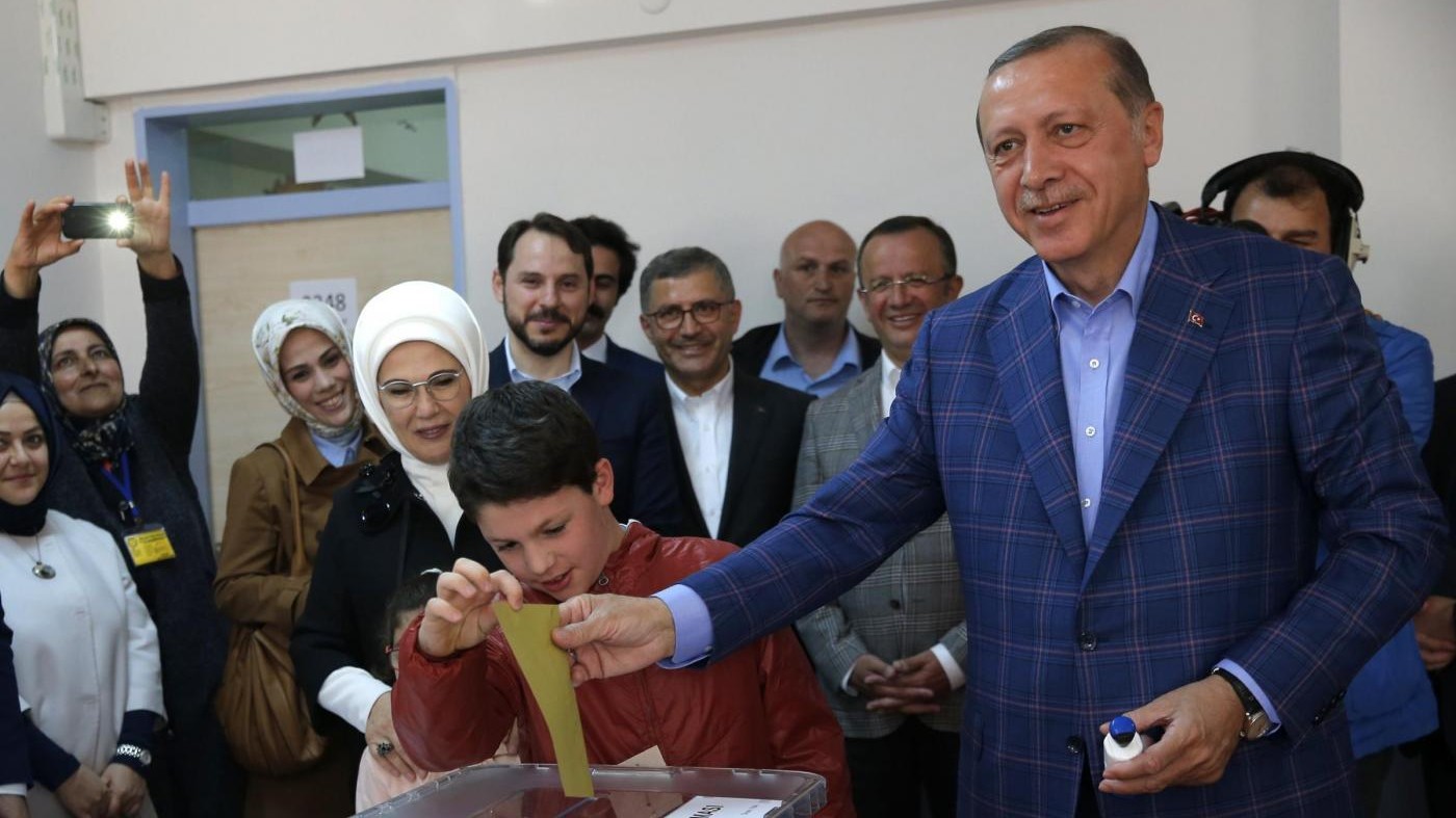 Turchia, Erdogan vince il referendum con il 51.4% ma l’opposizione chiede il riconteggio