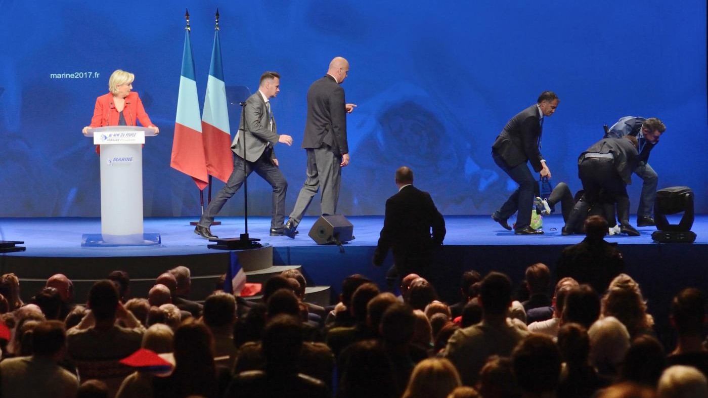 Scontri fuori da comizio Le Pen: aggredito un parlamentare