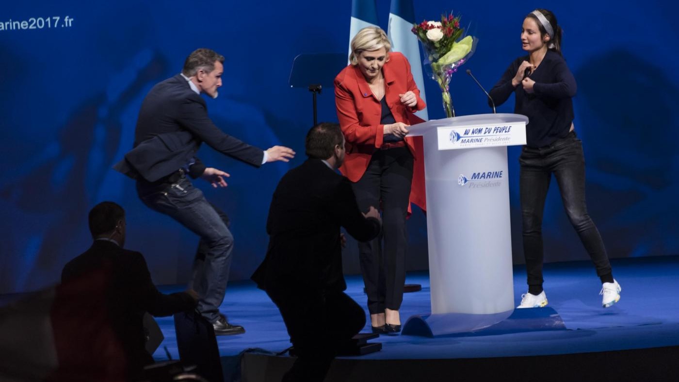 Militanti anti Le Pen bloccano comizio: caos sul palco