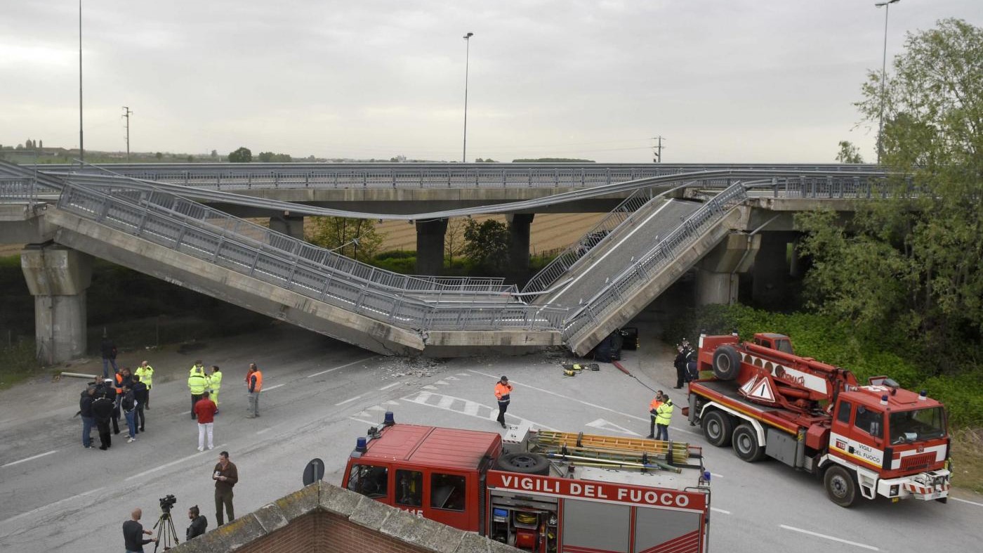 Fossano, crolla ponte su auto carabinieri: illesi militari