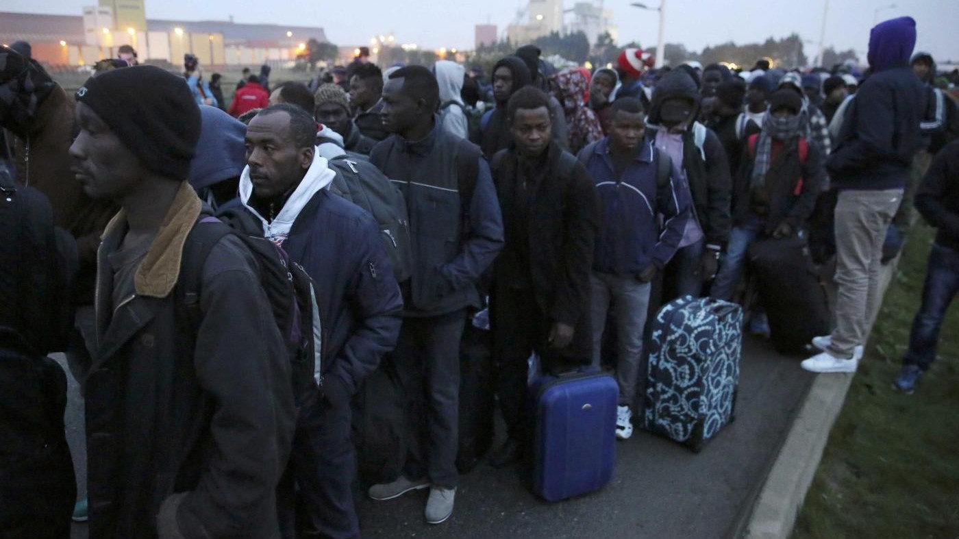 FOTO Calais, al via lo sgombero della ‘giungla’: migranti in coda