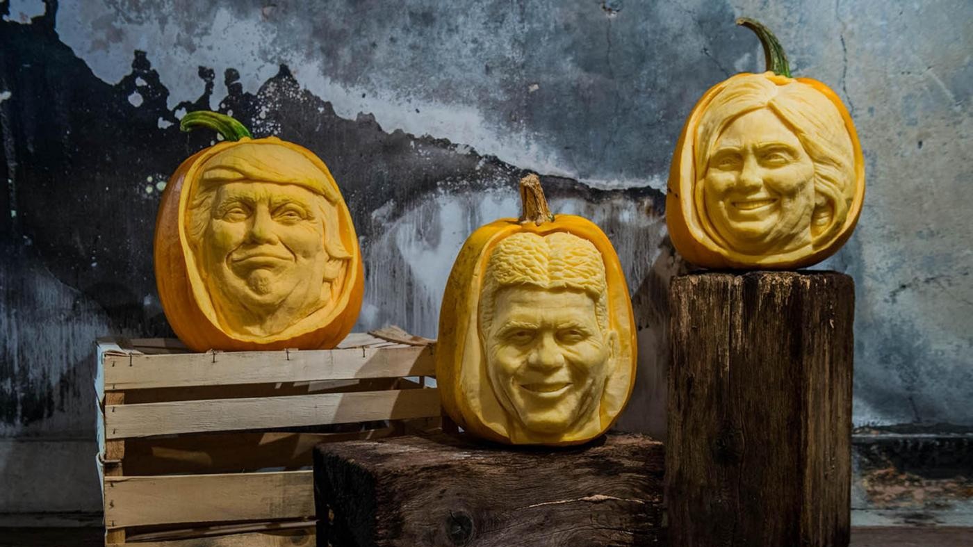 FOTO Halloween, Trump e Clinton si trasformano in zucche