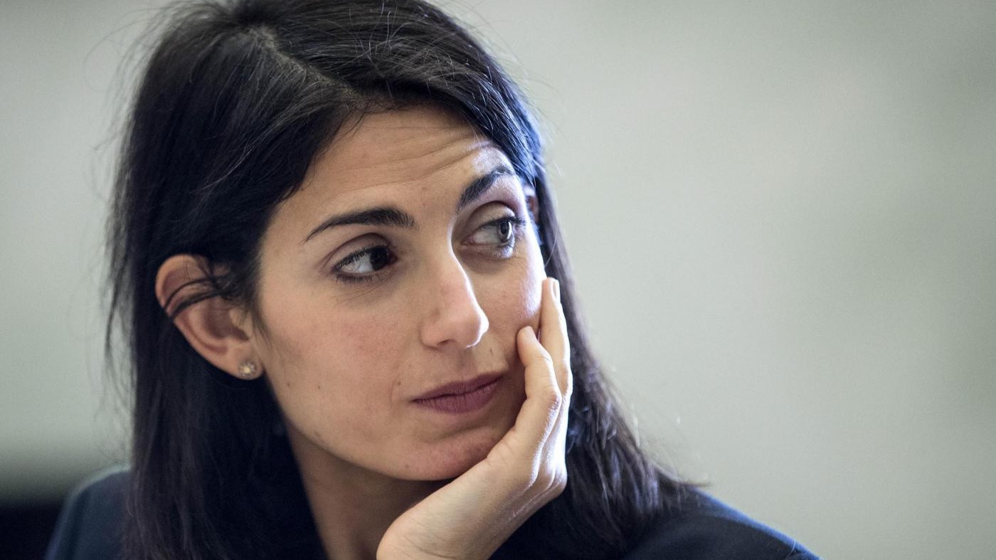 Roma, Raggi assente in Consiglio. Pd protesta: Riferisca in aula
