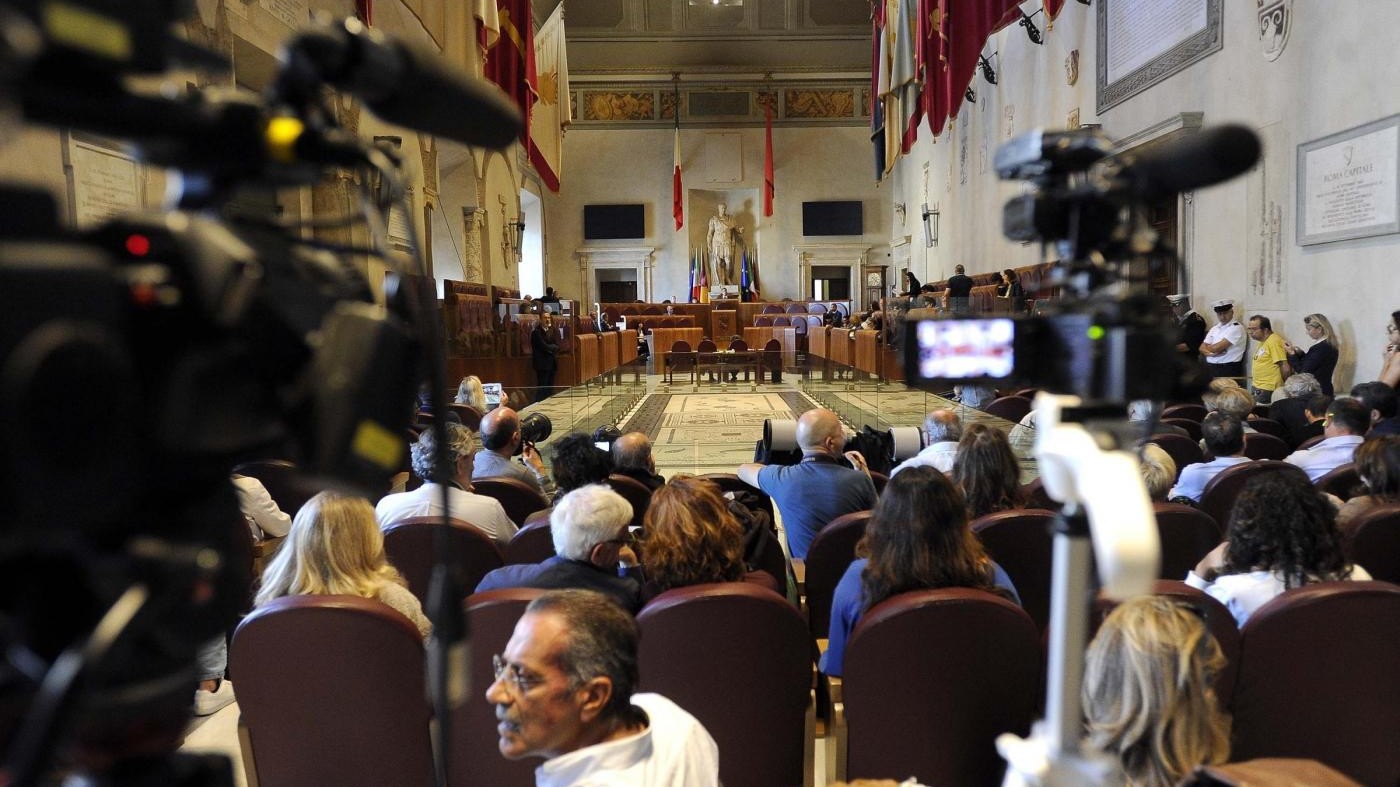 Campidoglio, opposizioni occupano aula al grido di ‘Onestà onestà’