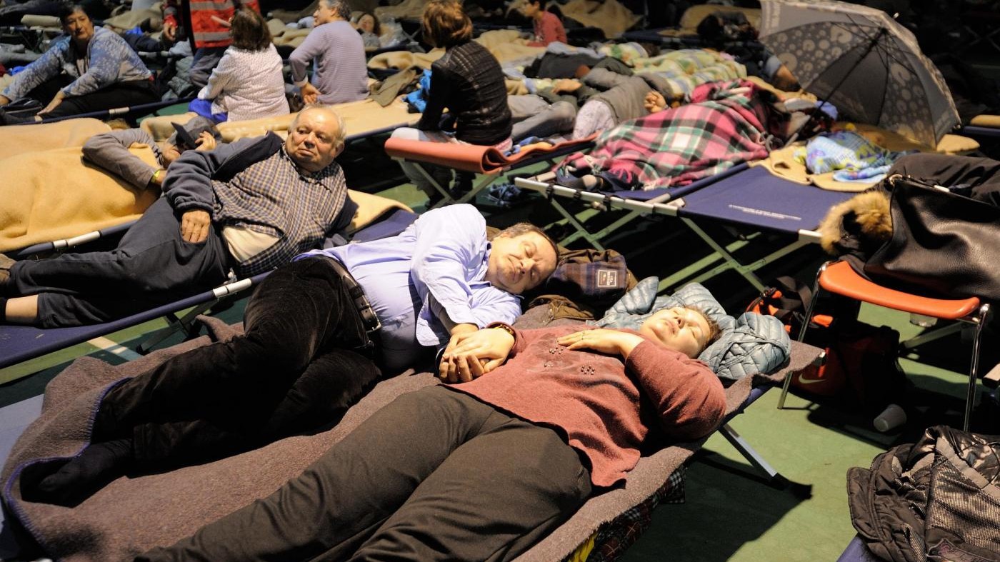 FOTO Terremoto, i primi soccorsi per aiutare i cittadini