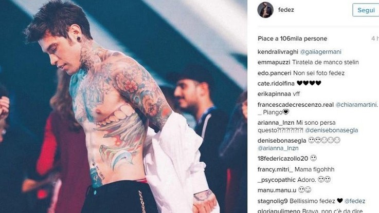 Fedez su Instagram: prima la maglietta di Amici poi via i vestiti