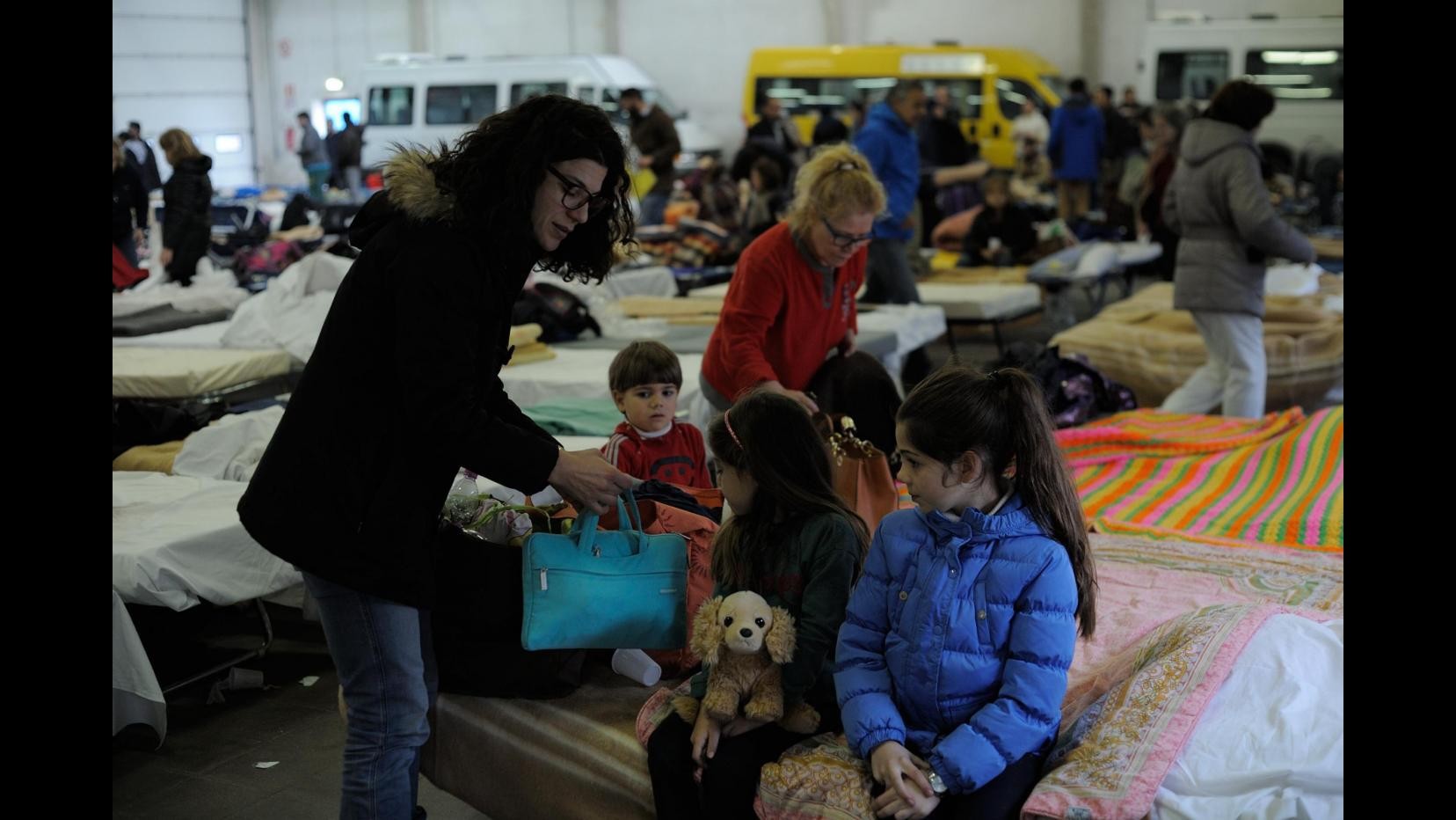 FOTO Terremoto, i bimbi ritrovano i giochi finiti sotto le macerie