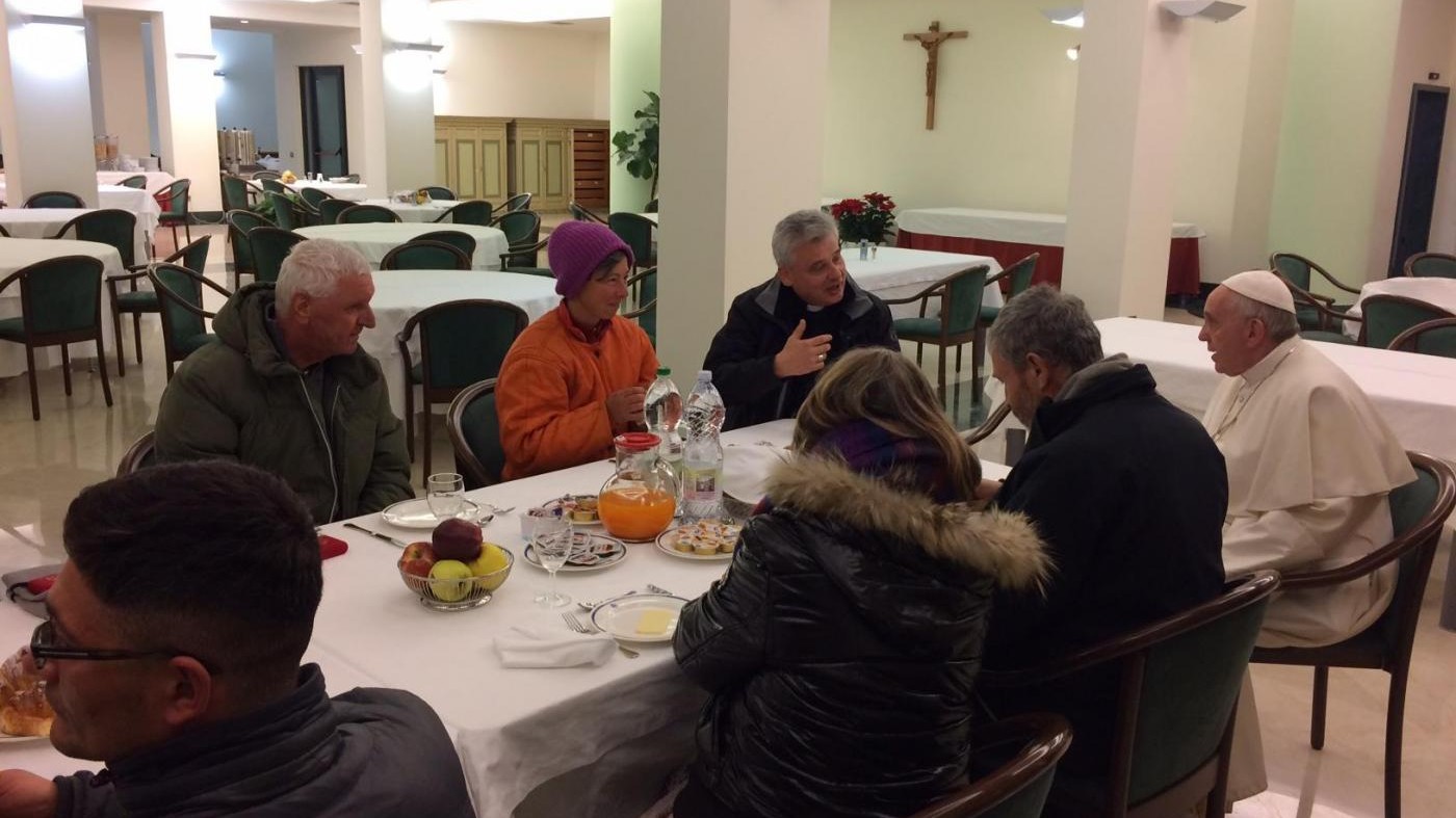 Colazione con i senzatetto per il Papa nel giorno del suo compleanno