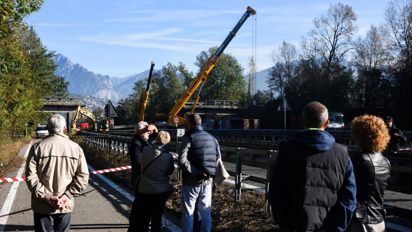 FOTO Crollo Cavalcavia, Al Lavoro Per Liberare La Strada - LaPresse