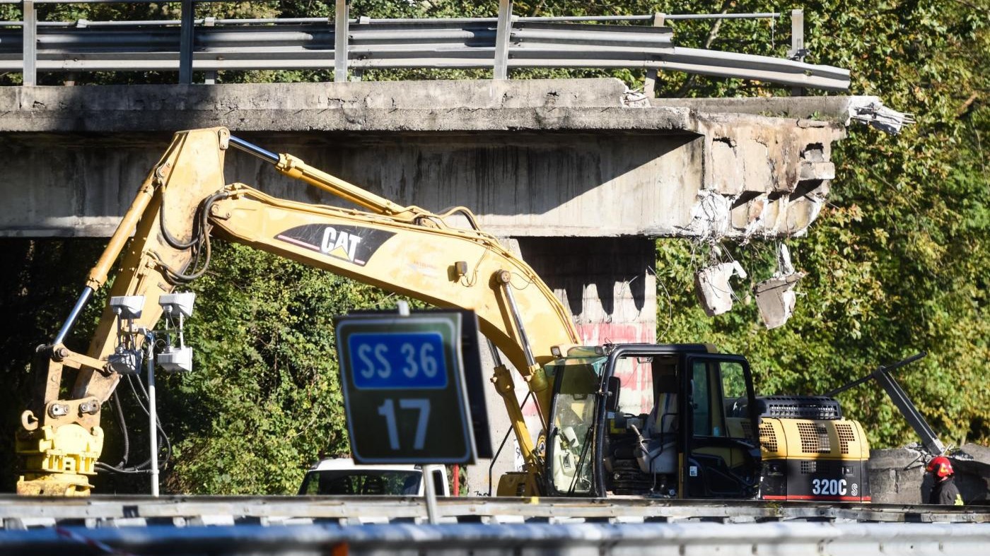 Foto Crollo Cavalcavia Al Lavoro Per Liberare La Strada Lapresse