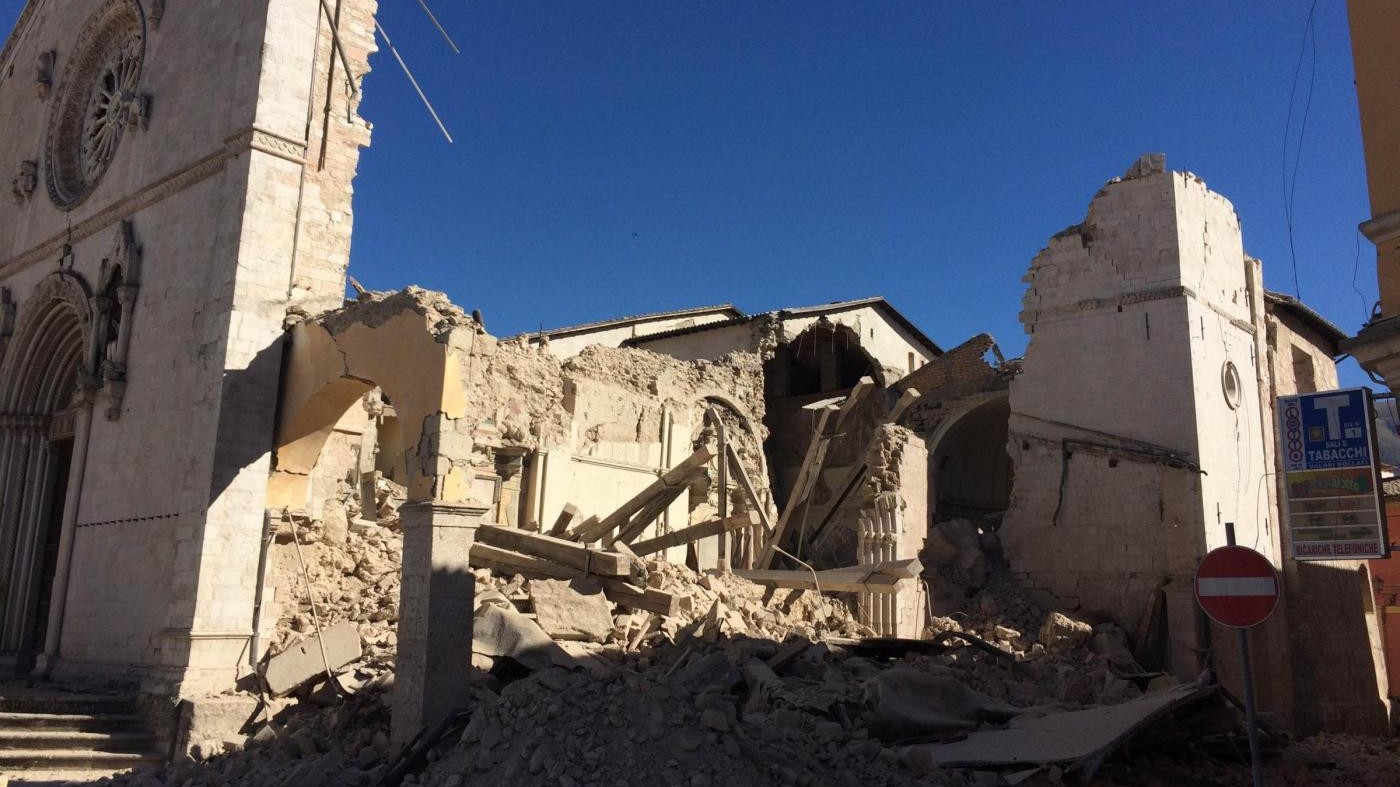 FOTO Sisma, crolla a Norcia Basilica San Benedetto