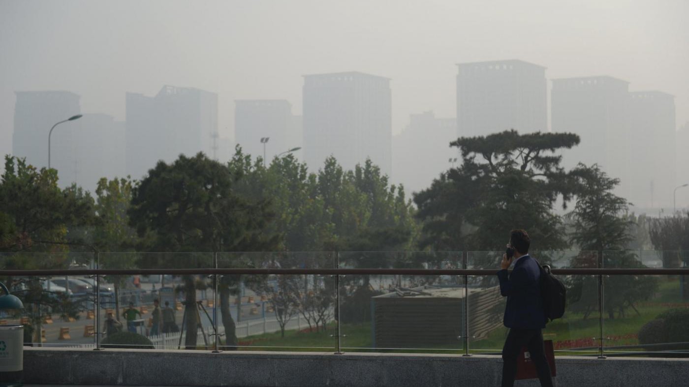 Cina avvolta dallo smog: voli a terra e strade chiuse a Tientsin