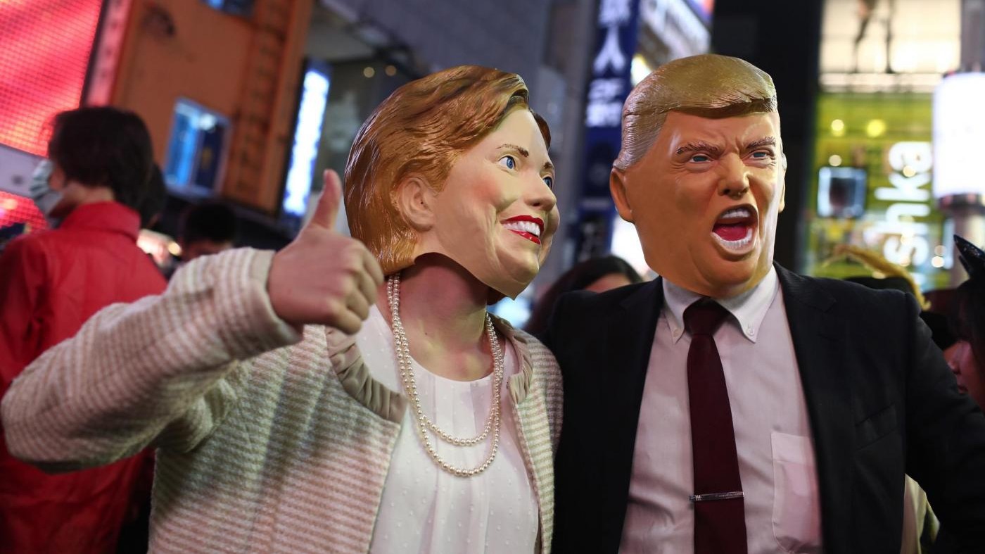 FOTO Halloween a Tokyo, giovani mascherati da Trump e Clinton