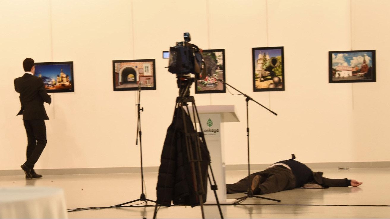 Ambasciatore russo ucciso ad Ankara. Morto l’attentatore