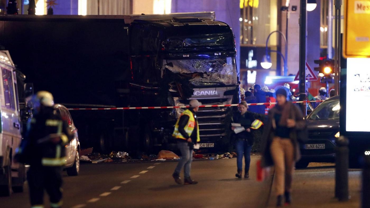 Berlino, camion travolge la folla in mercatino di Natale: nove morti e 50 feriti. Polizia parla di attentato