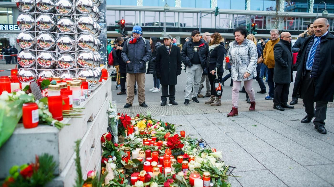 Berlino, tir travolge folla: 12 morti. Isis rivendica