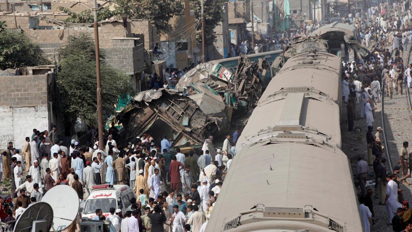 FOTO Pakistan, incidente ferroviario a Karachi: almeno 20 morti