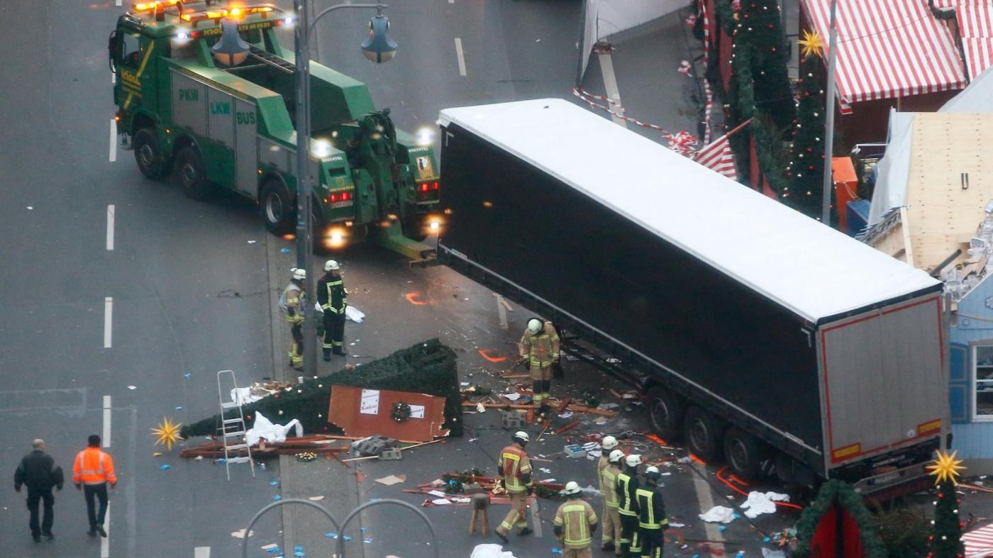 Terrorismo, barriere anti tir a Milano durante le feste