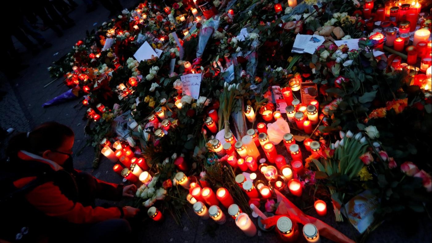 Berlino, l’Isis rivendica la strage al mercatino di Natale