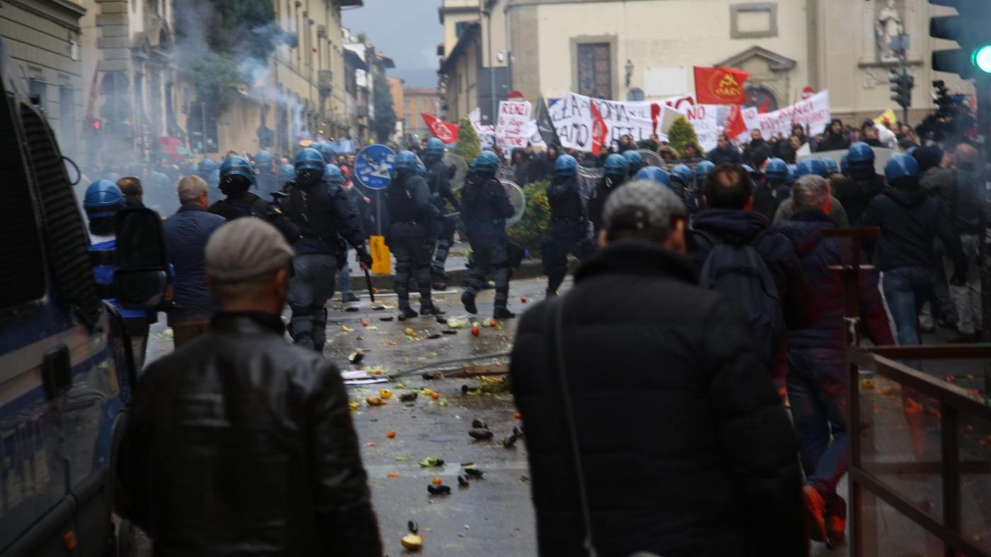 FOTO Firenze, scontri tra polizia e manifestanti anti-Leopolda