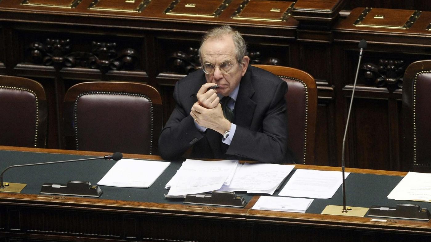 Mps, M5S contro Padoan: Deve dimettersi, vogliamo sfiduciarlo